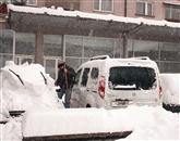 Zaradi snežnih plazov prekinjena prometna povezava z Idrijo