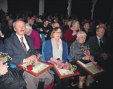 Gujonova priznanja so prejeli (z leve) Alessandro Oman, predsednica Inštituta za slovensko kulturo Bruna Dorbolo in Milena Kožuh  Foto: Neva Blazetič