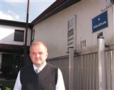  Robert Kavčič kot idejni oče doma upokojencev v policijski postaji  podpira Hauptmanovo v prizadevanjih za rešitev projekta 