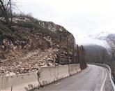 Med obnovo ceste v strmini nad Sočo ni druge rešitve, kot da promet poteka enosmerno Foto: Neva Blazetič