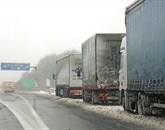 Zaradi vremenske ujme, ki je v minulih dneh prizadela Slovenijo, ohromila železniški promet in v Luki Koper povzročila veliko težav s kopičenjem tovora, na avtocestah ta vikend ne bodo veljale običajne omejitve za tovorni prome Foto: Leo Caharija