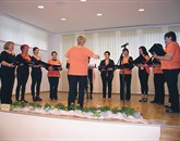 Ženski pevski zbor Tuščak Bač že vse od ustanovitve vodi Morena Hostinger Foto: Tomo Šajn