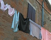 V mobilni pralnici sprejemajo  le osebno perilo in manjše kose gospodinjskega tekstila Foto: Tomaž Primožič/Fpa