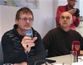 Boštjan Tavčar (levo) pričakuje, da bodo sporočilo v sili pošiljali predvsem gluhi, naglušni in mladi. Ob njem je vodja koprskega centra Zvezdan Božič  