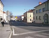 Med križiščem pri kavarni in ovinkom pri pivški občinski stavbi  (na fotografiji) naj bi Pivčani dobili  nov trg Foto: Lori Ferko
