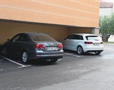 Na parkirišču za koprsko občino sta  parkirana dva nova avtomobila: VW jetta in audi A3 Foto: Nataša Hlaj