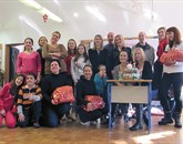 Tijani Despinič in Nataši Maglica (sedita ob torti) so pomagali  številni prostovoljci Foto: Ilona Dolenc