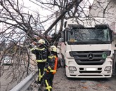 Sežanski gasilci so v Križu pomagali vozniku tovornjaka, da je lahko nadaljeval pot proti pršutarni Foto: Zgrs Sežana