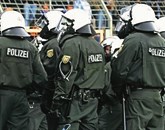 V Nemčiji moški zadržuje več ljudi