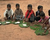 Po množični zastrupitvi s šolskim obrokom, ki je v Indiji terjala življenja 23 otrok, bodo morali poslej hrano najprej poskusiti vodje šol in kuharji Foto: Wikimedia