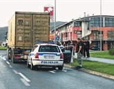 Voznik tovornjaka je vozil na prekratki varnostni razdalji Foto: Andraž Gombač