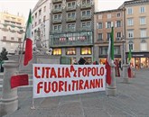 V Trstu je vstajniško gibanje za zdaj privabilo le peščico ljudi, danes pa so množične demonstracije napovedane v Rimu Foto: Peter Verč