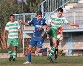 Gostje iz Adrie (v zeleno-beli opremi) so bili v boju za žogo bolj spretni od domačih Izolanov Foto: Tomaž Primožič/Fpa