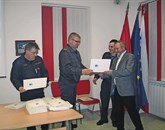 Župan Emil Rojc (desno) izroča zahvalno listino Robertu Škrlju, na fotografiji sta še Janko Slavec (levo) in Denis Slavec Foto: Tomo Šajn