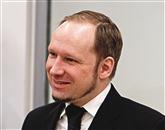 Na sojenju proti norveškemu teroristu Andersu Behringu Breiviku sta danes pričala preživela v napadu na Utoyi, 22-letna Ina Rangones Libak, in prostovoljni zdravstveni delavec Even Andre Oien Kleppen Foto: Reuters
