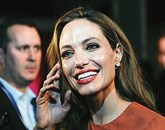 Hollywoodska zvezdnica Angelina Jolie je na sobotni podelitvi v Los Angelesu prejela častnega oskarja za svoje človekoljubno delo Foto: Reuters