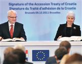 Ivo Josipović in Jadranka Kosor ob podpisu pogodbe o Hrvaškem pristopu k EU   Foto: STA