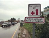 Intervencijska pot je zaparkirana tudi na južni obvoznici - dostopu do obeh šol in transfuzijske dejavnosti, ki ga mora  bolnišnica še  urediti, a najprej bo   dokončala   parkirišča za zaposlene Foto: Mirjana Cerin