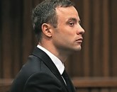 Južnoafriški paraolimpijec in atlet Oscar Pistorius, ki je obtožen umora svojega dekleta Reeve Steenkamp, je danes v navzkrižnem zaslišanju na sodišču v Pretorii ponovil, da je dekle ubil po nesreči Foto: Eonline.Com