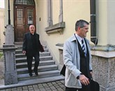 Boris Iskra (na stopnicah) je včeraj na postojnskem sodišču vztrajal, da ni izdal tajne policijske agentke Foto: Danijel Cek