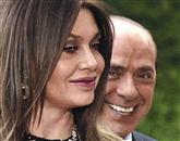 Nekdanji italijanski premier Silvio Berlusconi se je tudi uradno ločil od svoje nekdanje žene Veronice Lario, vendar ji bo moral plačevati po tri milijone evrov preživnine na mesec, kar na leto nanese skupno 36 milijonov evrov 