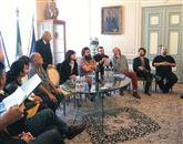 Filmsko ekipo z režiserjem Matteom Oleottom (peti z desne) je na včerajšnji novinarski konferenci na goriški občini pozdravil tudi goriški župan Ettore Romoli  Foto: Klavdija Figelj