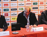 Superpokal so včeraj predstavili (od leve) gostitelj  Alojz Jurjec (predsednik KK Portorož) in trenerja Aleksandar Džikić (Krka) ter  Aleš Pipan  (U. Olimpija) Foto: Simon Maljevac