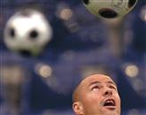 V naslednjih tednih bodo v mislih navijačev švigale nogometne žoge  Foto: Reuters