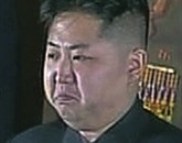 Nova pravila v Severni Koreji zapovedujejo moškim, da spremenijo svoje pričeske in se postrižejo enako kot njihov voditelj Kim Jong Un Foto: Reuters Tv
