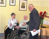 Nasmejana stoletnica Marija Mikuš (v sredini) v družbi sostanovalke Ane Stibilj in sorodnika Antona Preglja  Foto: Alenka Tratnik