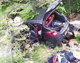 Avto z voznikom in sopotnikom se je ustavil 50 metrov pod cesto, v strugi potoka Foto: Miro Bozja, Gz Bovec