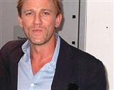 Filmski zvezdnik Daniel Craig, ki trenutno promovira novi film o najslavnejšem britanskem vohunu Jamesu Bondu Skyfall, je v nedeljo obiskal britanske vojake v Afganistanu Foto: Nn