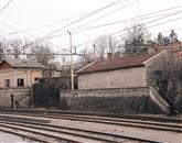 Poleg vodnega stolpa, ki je na zunaj podoben kamniti hiši in je do nedavnega služil za spanje delavcem železnice, je  na železniški postaji še deset drugih manjših in večjih kamnitih zgradb iz leta 1857 