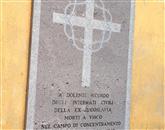 Spominska plošča v Viscu opozarja na internirance, umrle v koncentracijskem taborišču Foto: Robert Škrlj