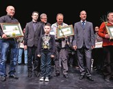 Najboljše med najboljšimi  je bilo zvrstno oljčno olje Franca Morgana (v sredini) iz Grintovca, ki je šampionski naslov prejel tudi lansko leto Foto: Tomaž Primožič/Fpa