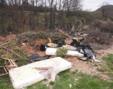 Po dveh izrečenih globah se je nelegalno odlaganje odpadkov v Hotični zaustavilo, ograja naj bi jih dokončno Foto: Bogdan Macarol