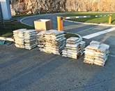 Policija je pred dnevi na mejnem prehodu Starod v tovornjaku albanskih registrskih tablic odkrila dobrih 463 kilogramov konoplje, ki bi na italijanskem trgu dosegla vrednost do 1,8 milijona evrov Foto: Pu Koper