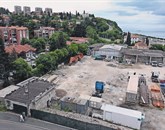 Anketa je jasna: krajani si na mestu Slavnikovih garaž želijo zelenje in  družbene  vsebine Foto: Tomaž Primožič/Fpa