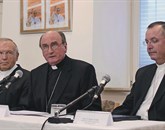 V dekretih, s katerima je papež sprejel odstop upokojenih ljubljanskega in mariborskega nadškofa, ni govora o njunem zasebnem življenju po odstopu Foto: STA
