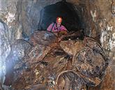 V zapuščenem rudniškem rovu v Rodiku so pred dnevi odkrili stare stlačene sode,  katerih vsebino še raziskujejo, saj bi utegnila zastrupljati podtalnico Foto: Claudio Bratos