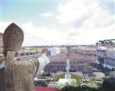 Papež Benedikt XVI. bi lahko izdal dekret, po katerem bi se konklave, na katerem bodo kardinali izbrali njegovega naslednika, začel pred 15. marcem, je danes sporočil tiskovni predstavnika Vatikana Federico Lombardi Foto: Reuters