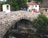 Do zaselka Podbreg je zdaj mogoče po prenovljenem kamnitem mostu z novo kapelico. Foto: Alenka Tratnik