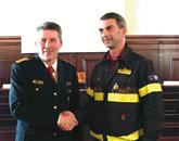 Poveljnik Gasilske brigade Koper Vilij Bržan in Alessandro Sanzin iz tržaške gasilske enote Foto: STA