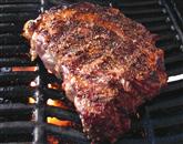 Uživanje ene porcije rdečega mesa - govedine, svinjine ali jagnjetine - na dan poveča nevarnost prezgodnje smrti za 13 odstotkov. Uživanje predelanega rdečega mesa, kot so klobase, salame, slanina ali hrenovke, pa nevarnost poveča kar za 20 odstotkov. Foto: /