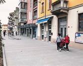 Na novo tlakovane površine ob trgovinah in sedežu občine so poslej namenjene izključno pešcem Foto: Tomaž Primožič/Fpa