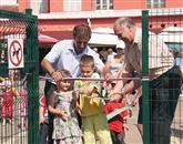 Trak pred vrati novega igrišča so prerezala otroka, “pomagala” sta jima Dobrivoje Subić in župan Drago Božac. Foto: Tina Čič