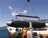 Podmornico 913 so z vojaškim dvigalom natovorili na najnovejši in največji trajekt Grbalj Pomorskega saobračaja. Foto: Vida G. Posinković