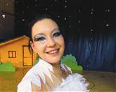 Najuspešnejša slovenska kotalkarica Lucija Mlinarič kot beli labod v  predstavi Foto: Ervin Čurlič