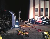Bistriški gasilci so s tehničnim posegom dva sopotnika 19-letne voznice rešili iz prevrnjenega avtomobila. Foto: Pgd Ilirska Bistrica
