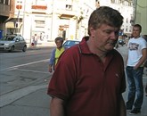 Branko Maček, ki je bil obsojen na desetletno zaporno kazen, ker je oktobra 2009 pijan povzročil prometno nesrečo na avtocesti pri Arji vasi, v kateri so umrle tri osebe, odhaja iz zapora na Dobu Foto: STA